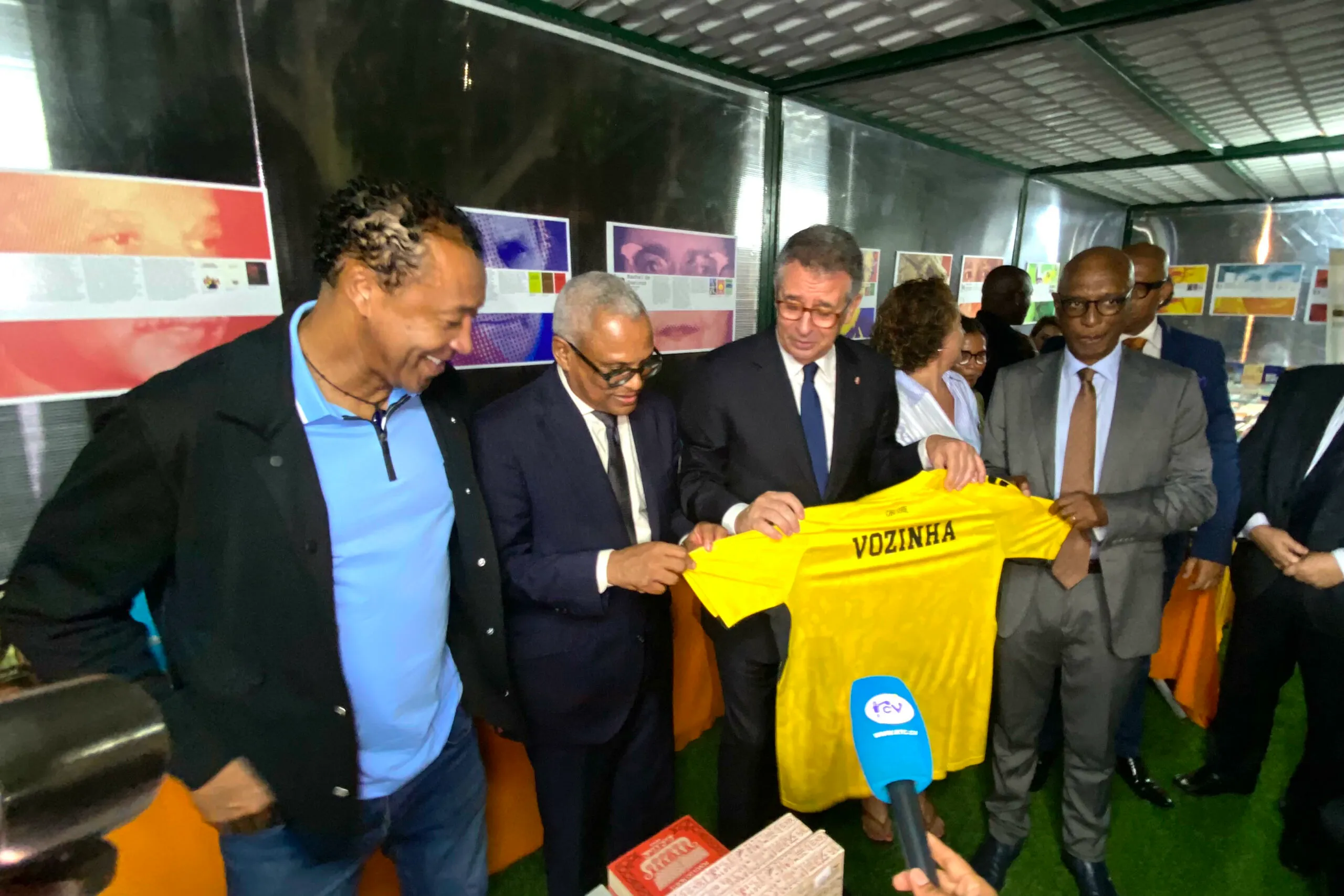 Reforço da cooperação, nova linha de crédito e uma camisola de Vozinha marcam 2º dia da visita de Seguro a Cabo Verde