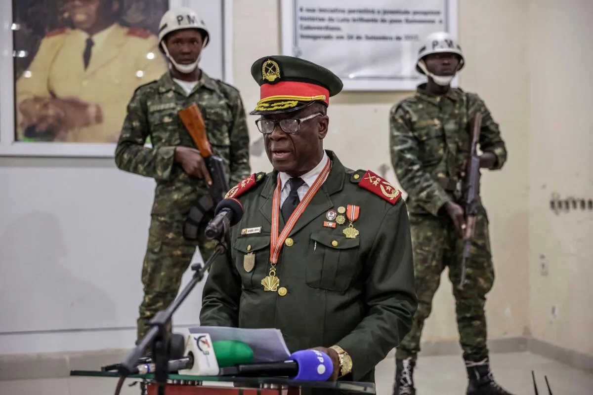 Alto Comando Militar da Guiné-Bissau impede regresso de Umaro Sissoco Embaló e mantém restrições políticas até às presidenciais de 6 de Dezembro