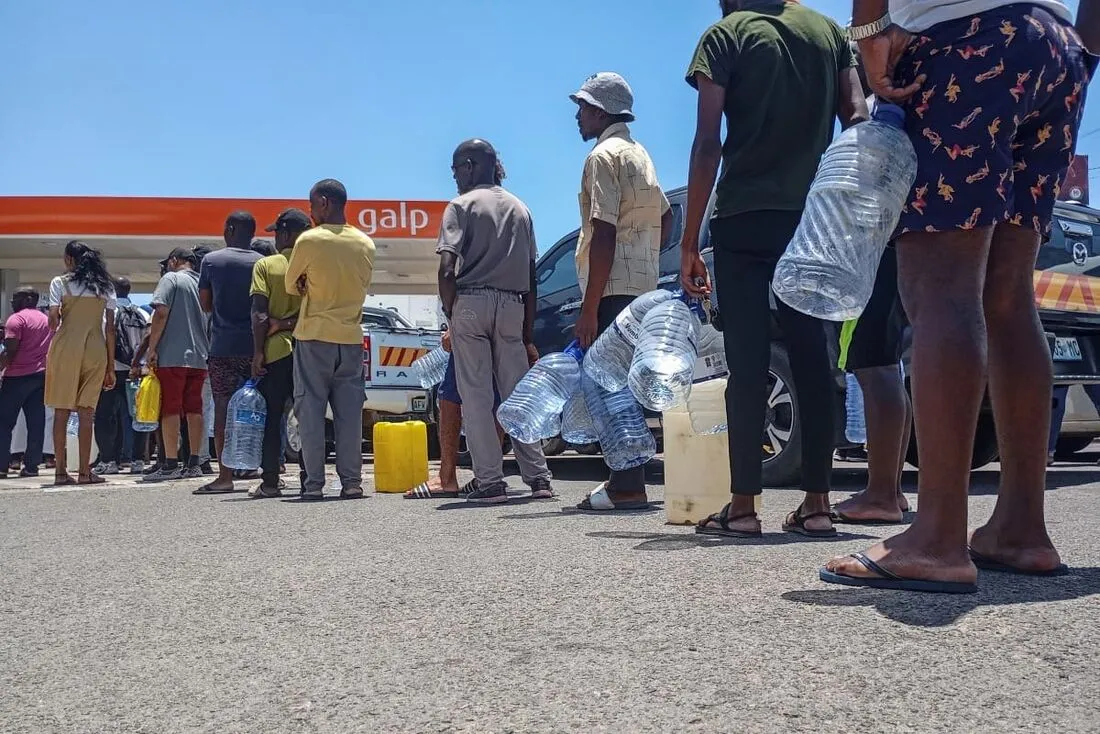 Longas filas em postos de abastecimento evidenciam escassez de combustíveis em Moçambique, mas Governo estuda as causas