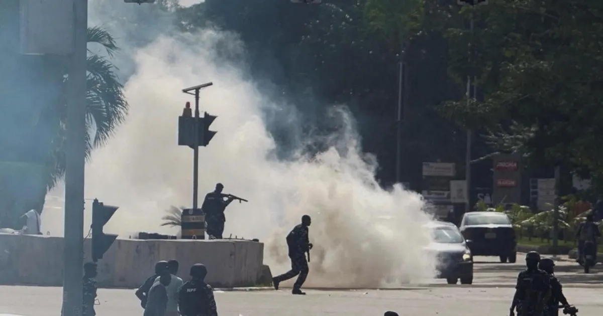 Polícia da Nigéria dispara gás lacrimogéneo e prende manifestantes