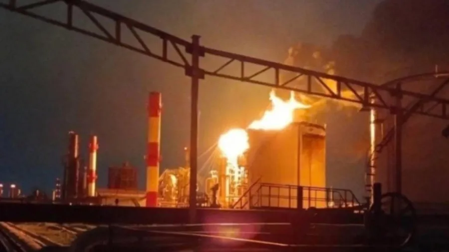 Ucrânia ataca refinaria russa e agrava tensão com Washington