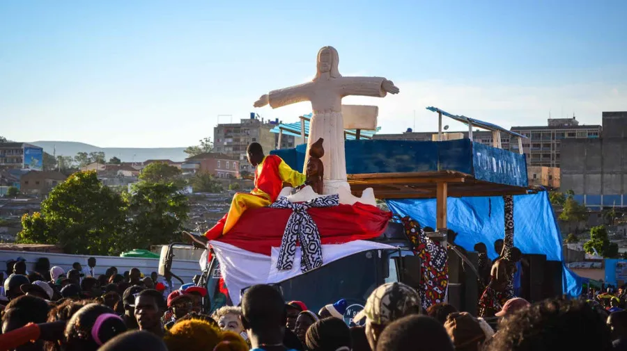 Governo da Huíla homenageia figuras históricas do Carnaval