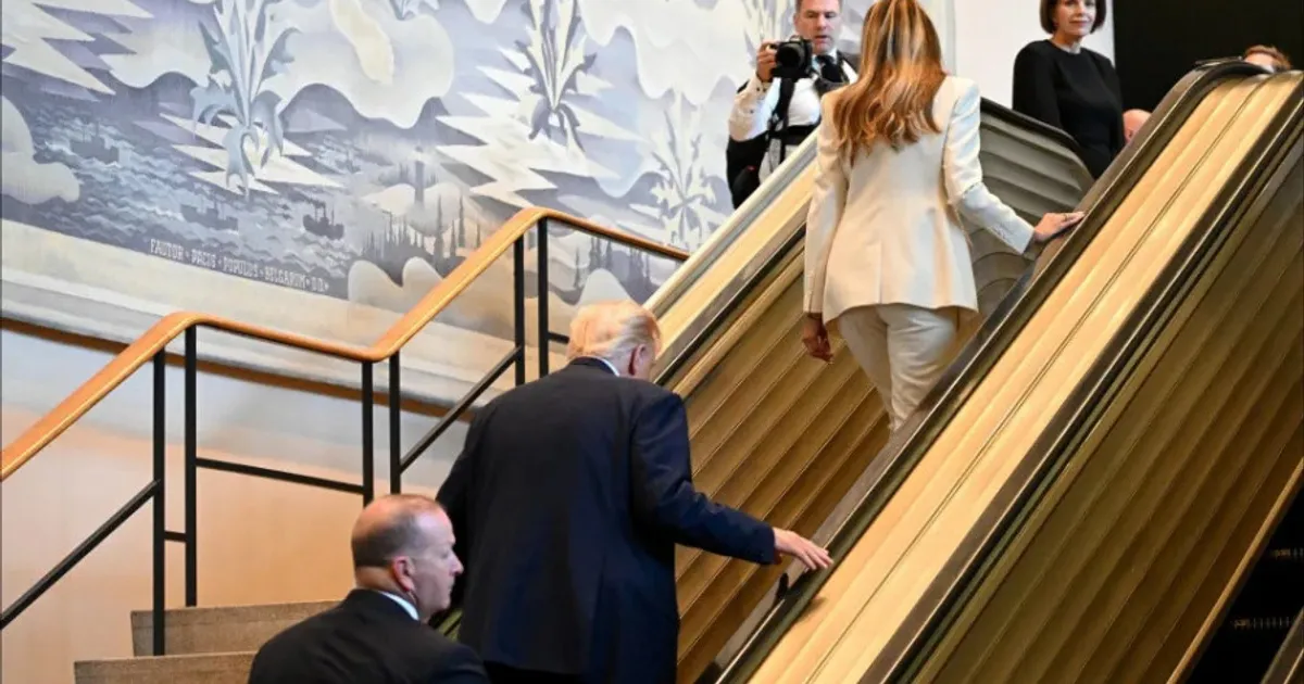 Donald Trump teve de subir escadas rolantes a pé na sede da ONU