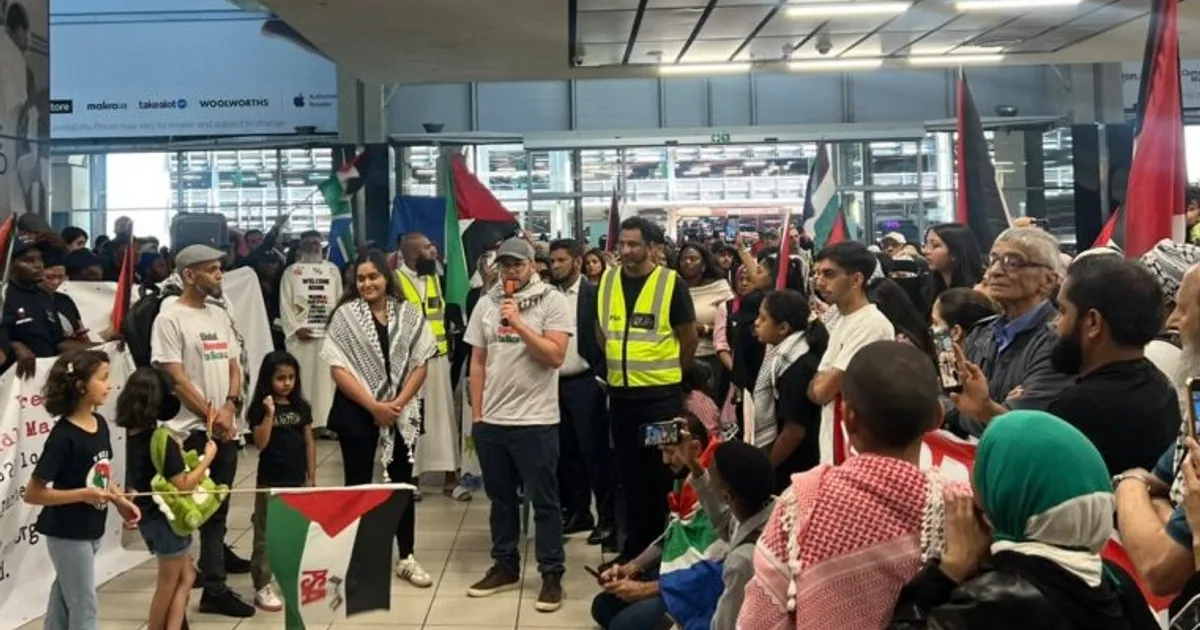 África do Sul admite entrada de 130 palestinianos após 12 horas de espera no avião