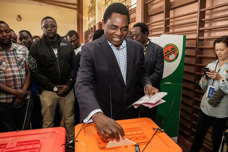Eleitores zambianos fluem às urnas para escolher Presidente e Deputados