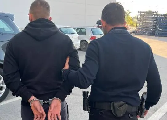 Detido traficante de migrantes do barco que colidiu na Grécia
