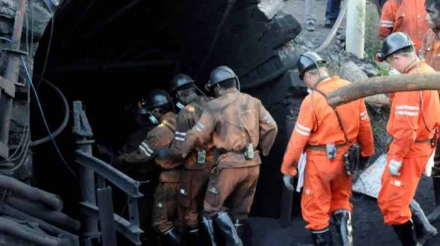 Oito mortos e dezenas de trabalhadores presos em mina de carvão na China