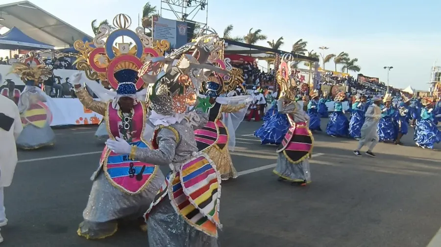 Vice-Presidente da República assiste desfile do Carnaval de Luanda