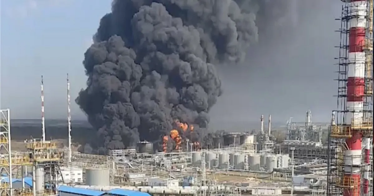 Refinaria que processa petróleo russo na Hungria em chamas após explosão