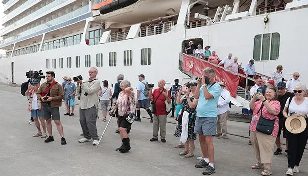 Dois navios com cerca de 300 turistas atracaram em Luanda