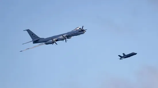 Avião russo interceptado após manobra perigosa junto de porta-aviões