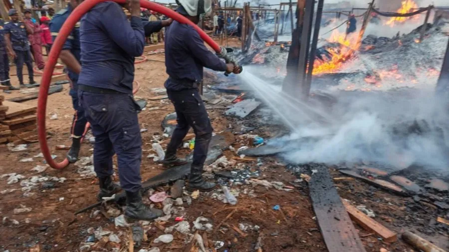 Incêndio atinge parte do mercado do Kikolo em Luanda
