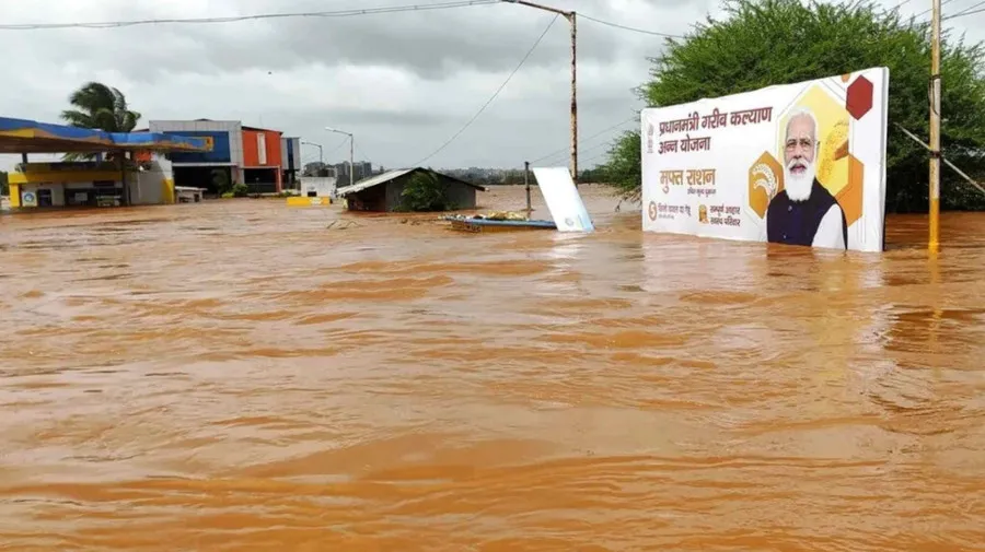 Chuvas e deslizamentos de terra causam mais de 100 mortes na Índia