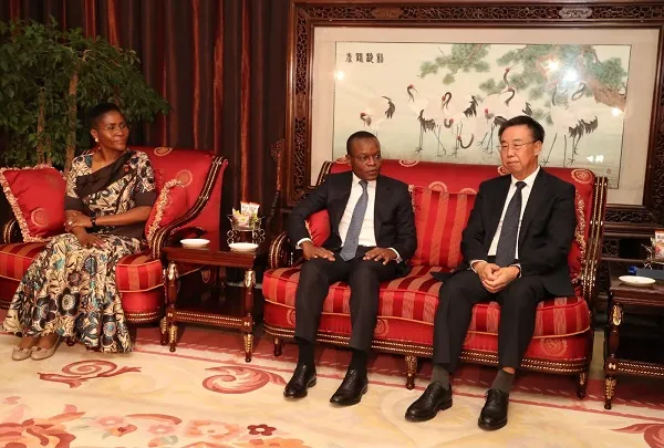 Presidente da Assembleia Nacional está de visita a China