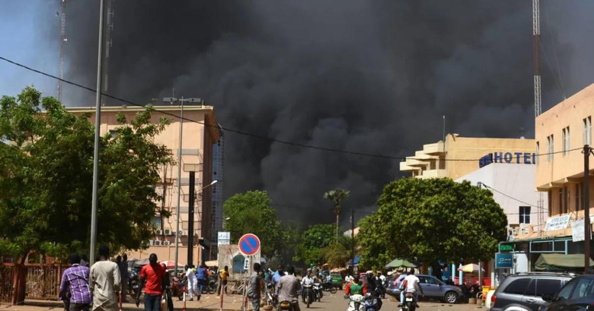 Ataque islâmico faz pelo menos 50 mortos em base militar do Burkina Faso