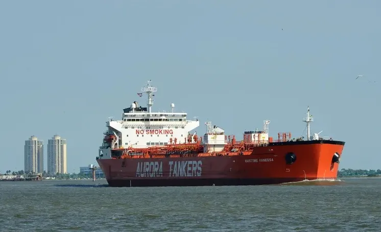 Petroleiro com pavilhão de Hong Kong passa no estreito de Ormuz