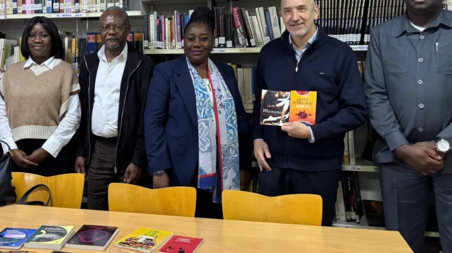Embaixada entrega livros de autores angolanos ao Instituto Cervantes