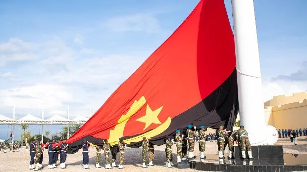 Içada Bandeira de Angola no Museu Nacional da História Militar