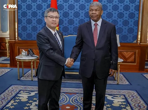 Embaixador do Vietname despede-se do Presidente da República