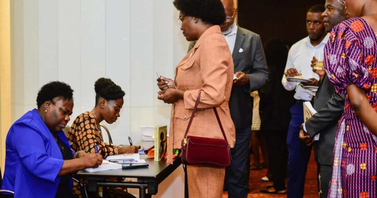 Lançada em Luanda antologia literária "Avança Mulher"