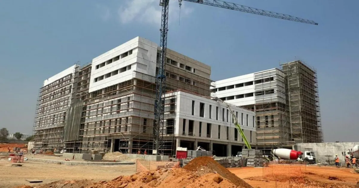 Ministra da Saúde visita obras do Hospital dos Queimados no Kilamba