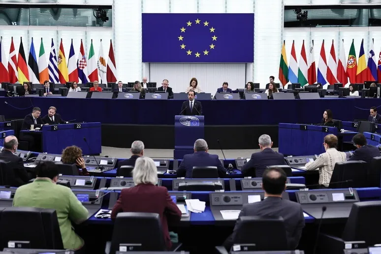 Parlamento Europeu suspende tramitação de acordo comercial entre UE e EUA