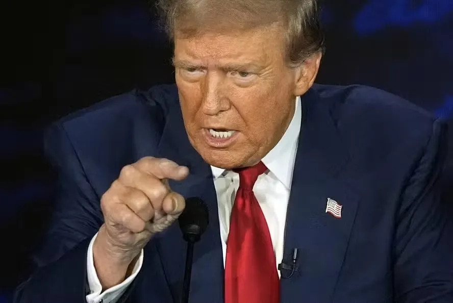 Donald Trump rejeita críticas republicanas e defende acordo com o Irão