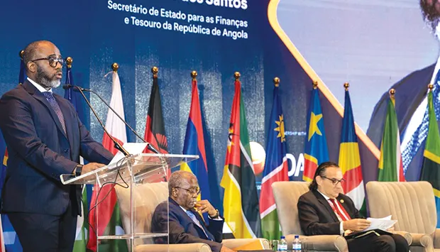 Angola incentiva energia fiável e portos modernos em África