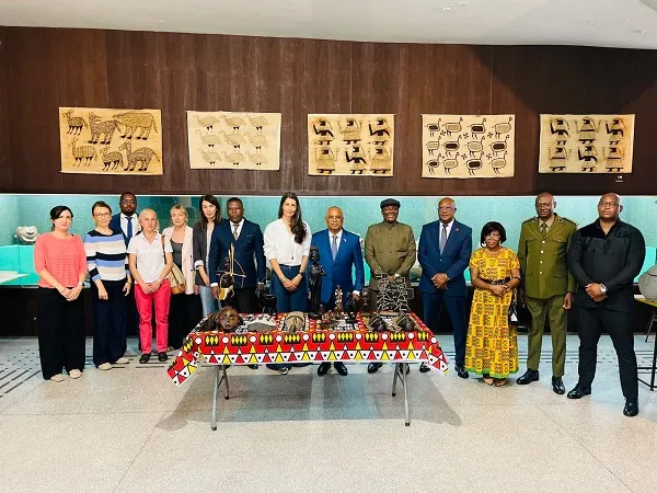 Angola doa artesanato ao Museu de Arte Africana da Sérvia