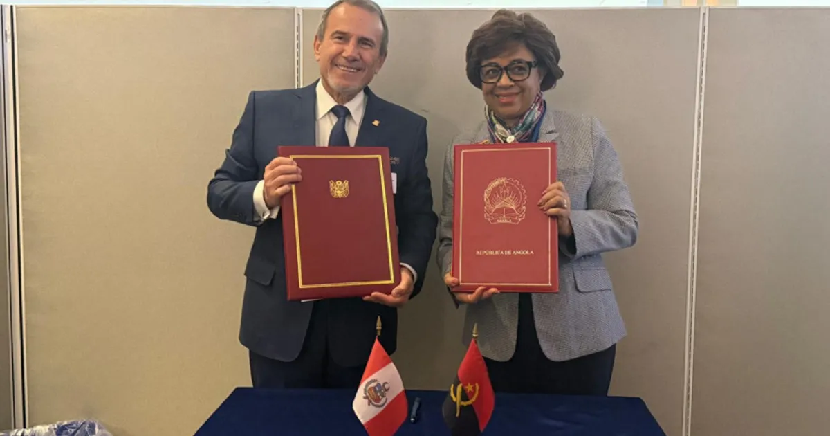 Assinados instrumentos jurídicos com o Peru e a Comunidade das Bahamas