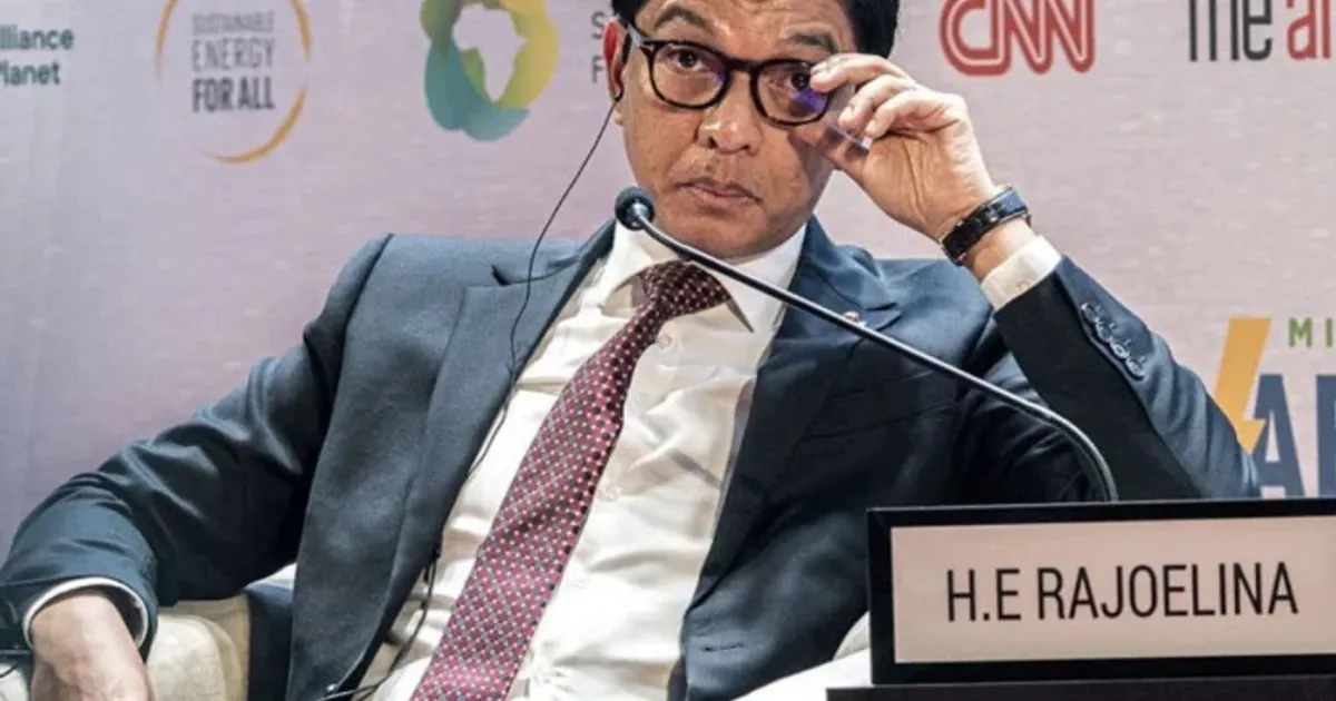 Presidente de Madagáscar deixa o país em avião militar francês
