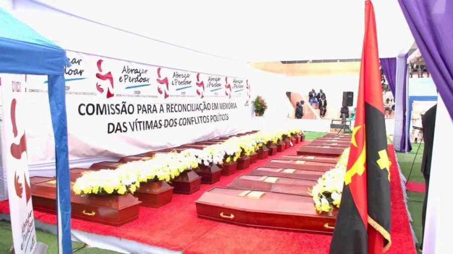 Famílias recebem certidões e restos mortais das vítimas identificadas no Cemitério do 14