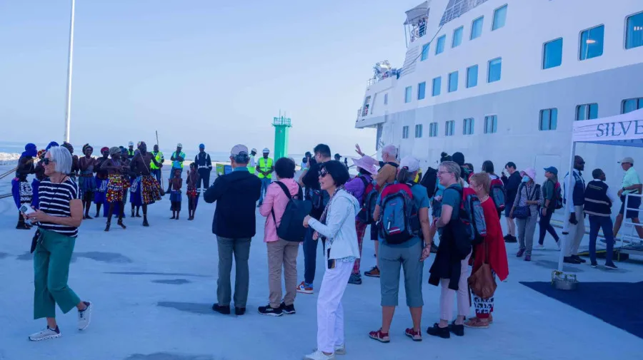 Navio Cruzeiro Silver Wind atraca em Moçâmedes com mais 200 turistas