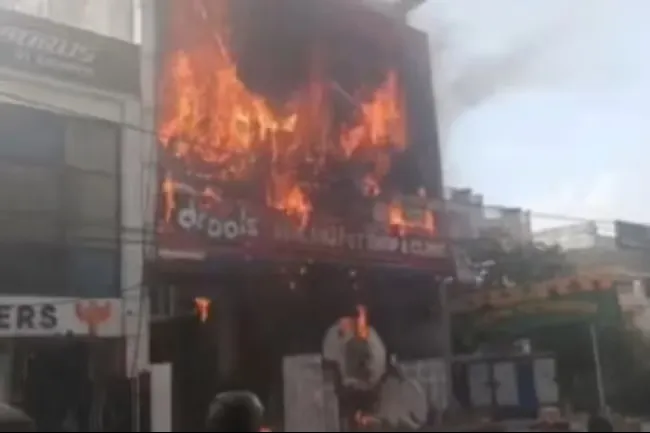 Incêndio na Índia mata 15 jovens e deixa vários feridos