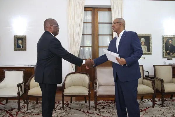 Diplomata angolano apresenta credenciais nas Seychelles