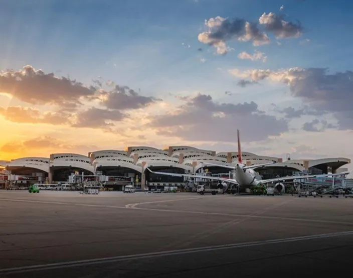 Ataques contra aeroporto de Riade agravam crise no Médio Oriente