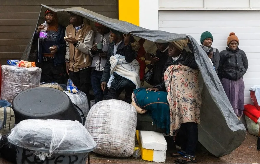 Migrantes ficam ao relento após encerramento de centro de repatriamento