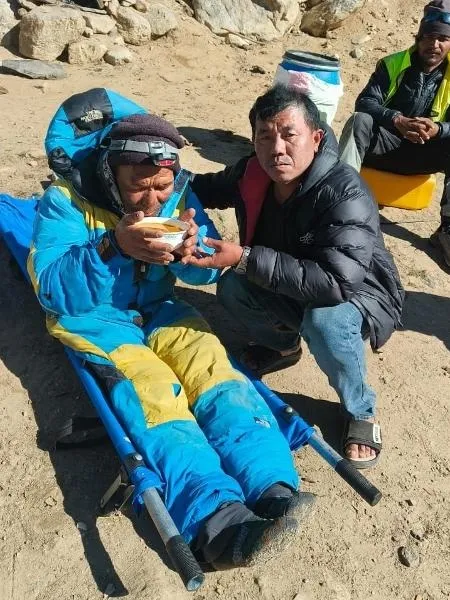 Guia desaparecido há seis dias no Evereste resgatado com vida