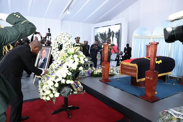 João Lourenço rende homenagem ao antigo ministro das Relações Exteriores