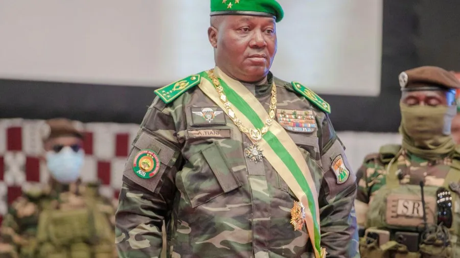 Presidente do Níger visita aeroporto de Niamey após ataque