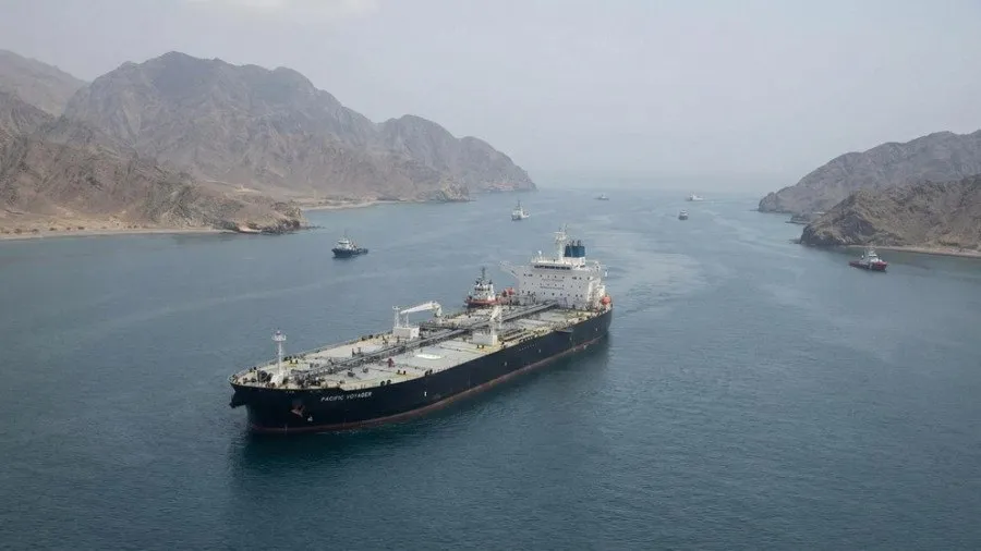 Projéctil de origem desconhecida atinge petroleiro no largo de Omã