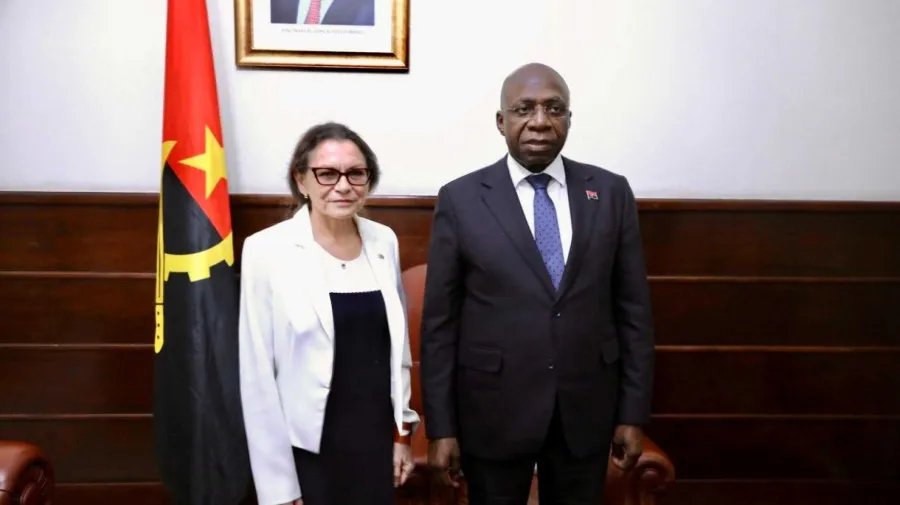 Ministro Téte António analisa cooperação com França e Fundo Global