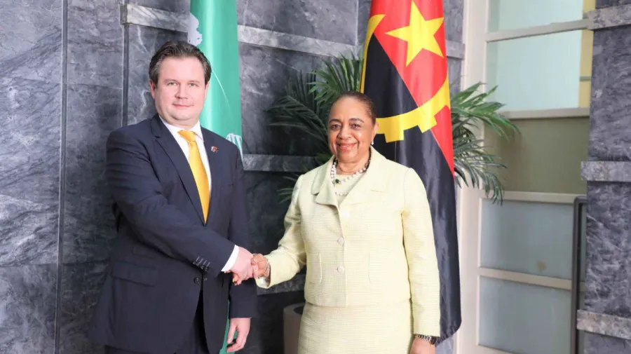 Embaixador da Rússia em Angola entregou Cartas Figuradas