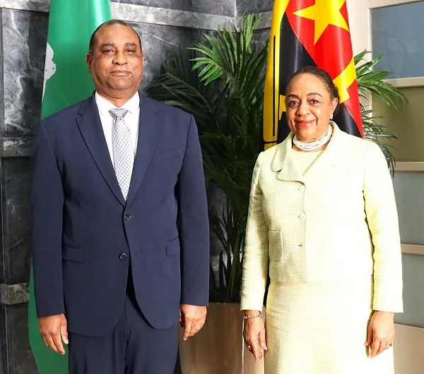 Esmeralda Mendonça aborda cooperação com diplomata cubano