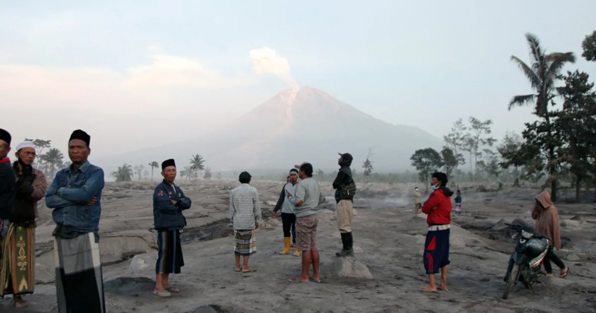 Indonésia evacua cerca de mil pessoas devido à erupção do vulcão Semeru
