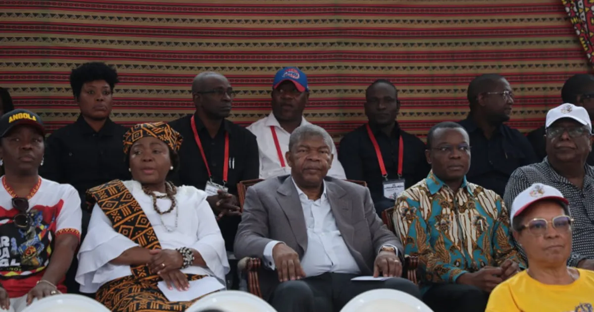 João Lourenço assiste desfile do "Carnaval Angola 50 anos"