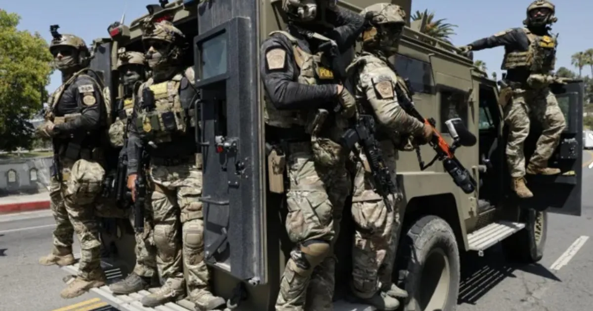 Militares e blindados apoiam agentes anti-imigração em Los Angeles
