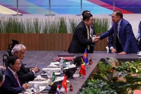 Líder de Myanmar recebe acolhimento oficial na Malásia