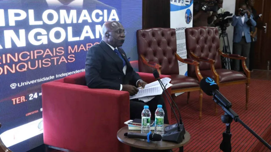 Diplomacia angolana abordada em palestra