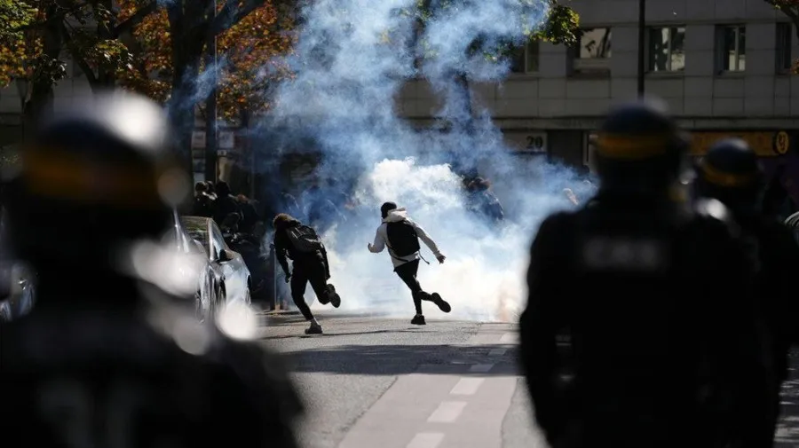 França suspende granadas de efeito atordoante após protestos estudantis; Kremlin critica vandalismo e exalta sistema russo